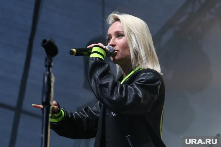 За последнее время певица уже несколько раз красила волосы в яркие цвета