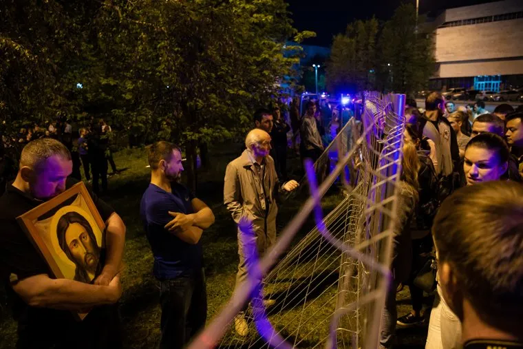 Ночной протест против строительства храма святой Екатерины в сквере около драмтеатра. Екатеринбург