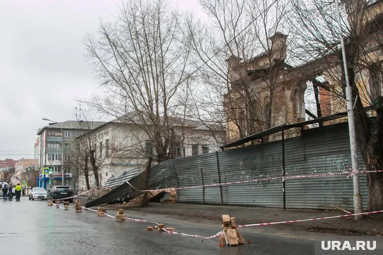 Строительная конструкция была призвана обеспечивать безопасность прохожих