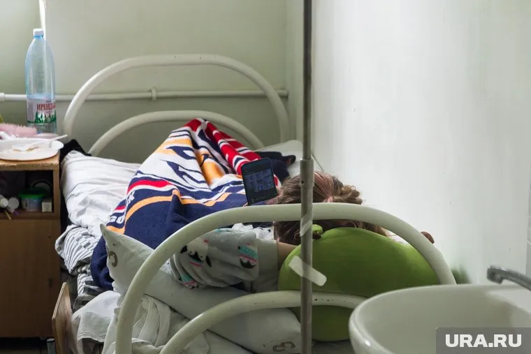 Привитые от COVID-19 пермяки попадают в больницы, признали в оперштабе