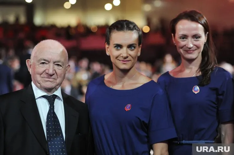 Исинбаевой (в центре) заблокировали счета в РФ за долг в 283 тысячи рублей