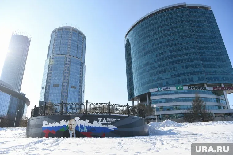 Возле Ельцин Центра неизвестные нарисовали портрет президента РФ