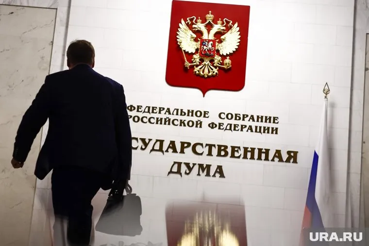 Чиновникам РФ не будут повышать зарплату в 2024 году, сообщается в пояснительной записке федерального бюджета 2024 года