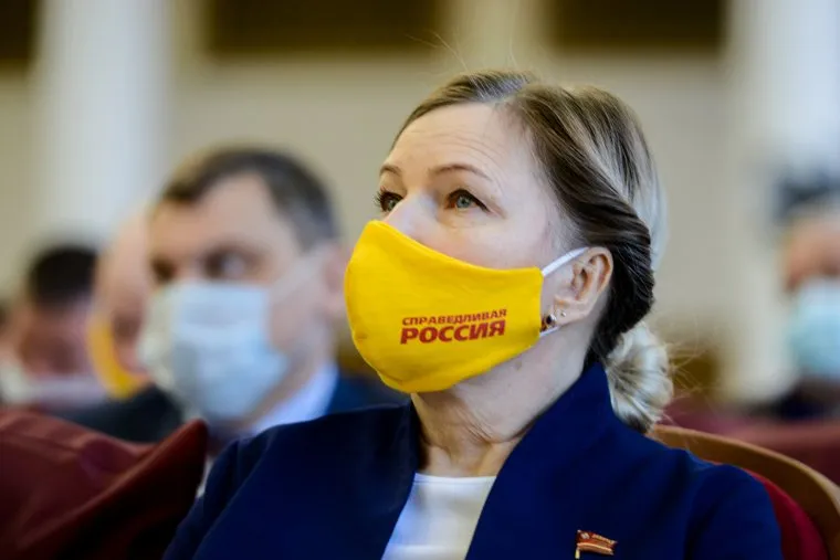 Депутаты в масках на Законодательном собрании. Челябинск