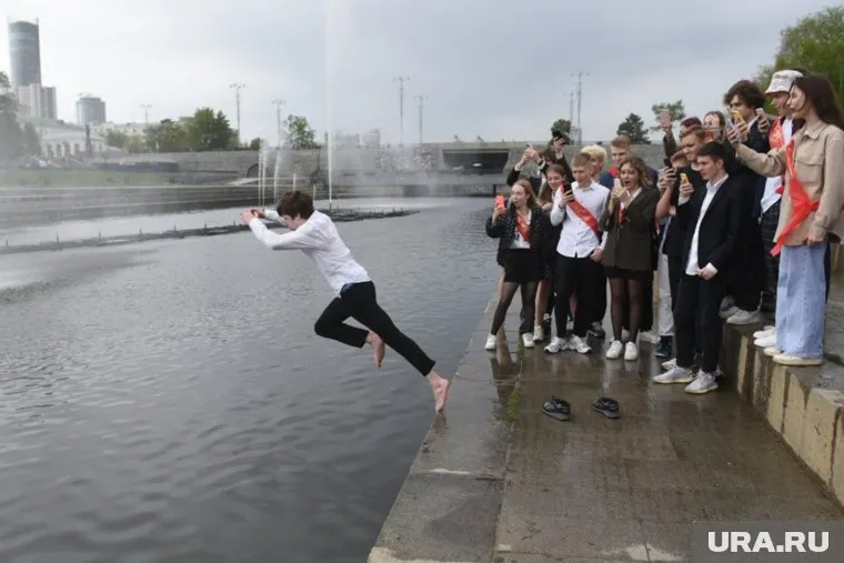 Один из выпускников школы не побоялся прыгнуть в воду