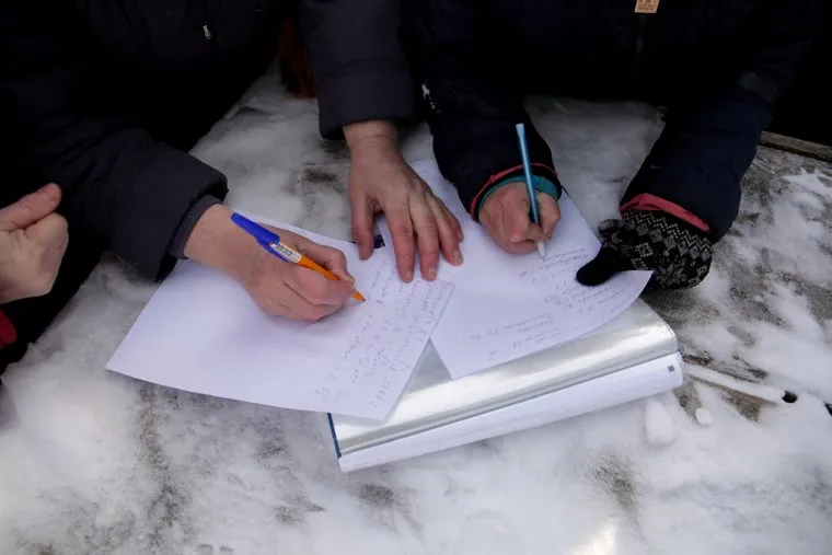 Митинг против сокращения врачей и закрытия отделений в районной больнице. Село Уинское. Пермский край