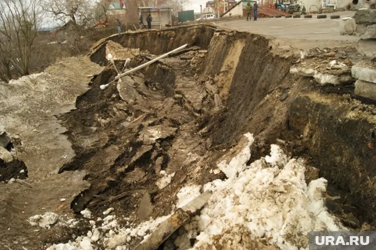 Оползень произошел около жилых домов (архивное фото)