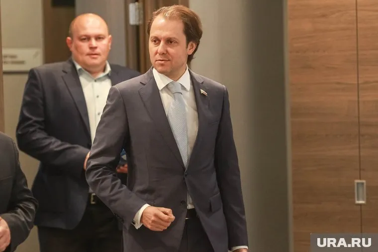 Владимир Сысоев (справа) уверен: в конфликте с коммунистами ему помогут христианские ценности
