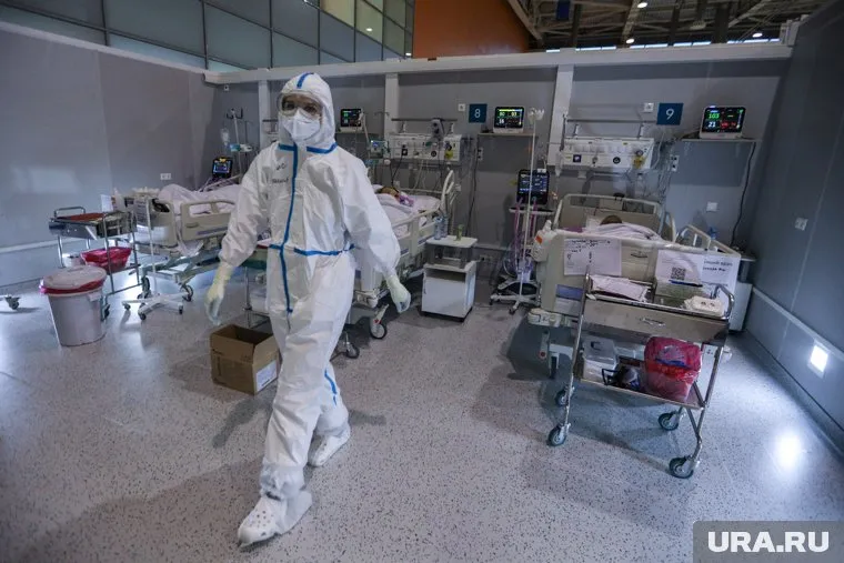 Звезды-антиваксеры пиарятся на теме коронавируса, считает вирусолог Александр Бутенко