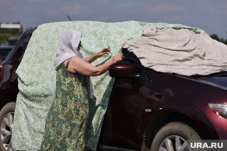 Температура внутри машины под солнцем может достигать +70 градусов