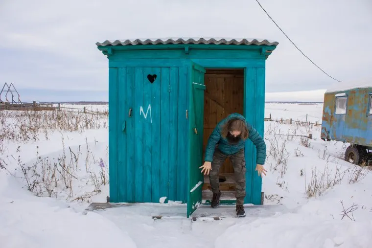 Деревня Шапша. Строительство храма. Ханты-Мансийский район., деревенский туалет