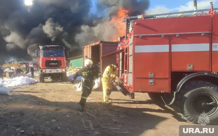 Пожарные ликвидируют возгорание