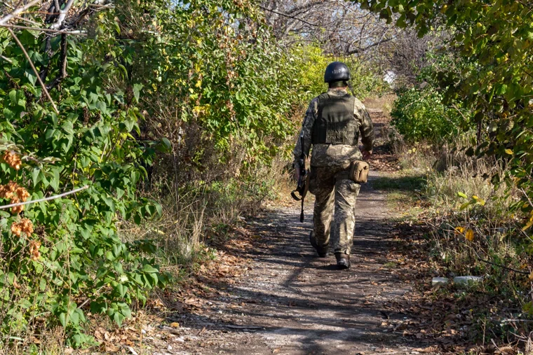 Командир после застолья ушел спать в заброшенный дом возле штаба полка