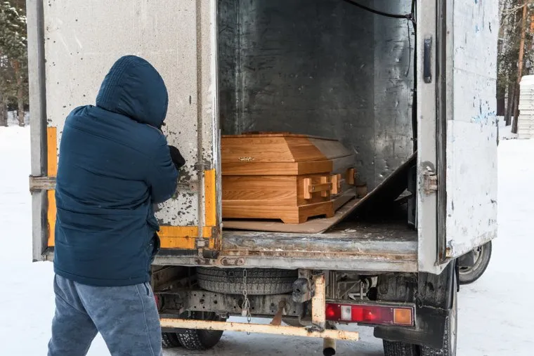 Гроб из кельи Николая Романова перед отправкой в Казань. Среднеуральск