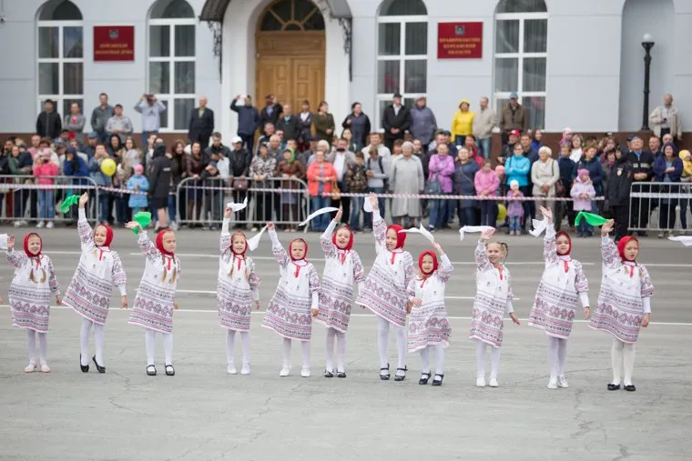 День города. Курган , национальные костюмы, дети, танцы
