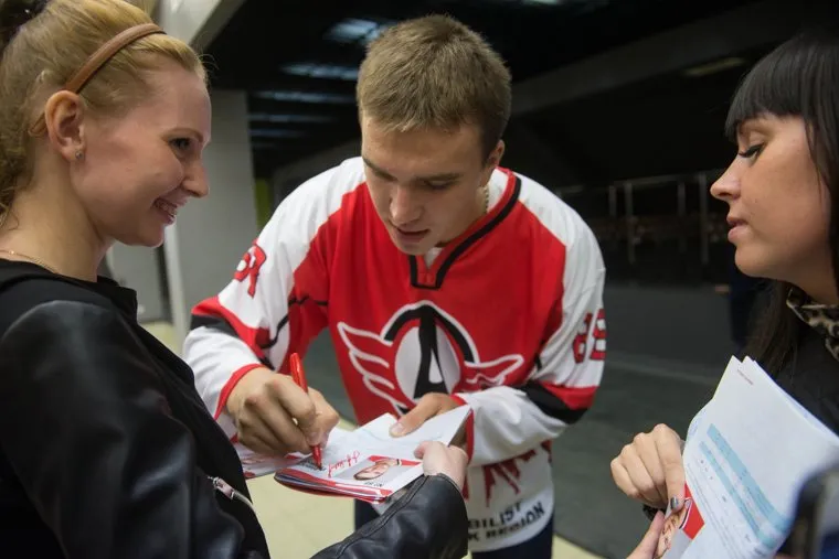 Встреча болельщиков ХК "Автомобилист" с хоккеистами. Екатеринбург, трямкин никита