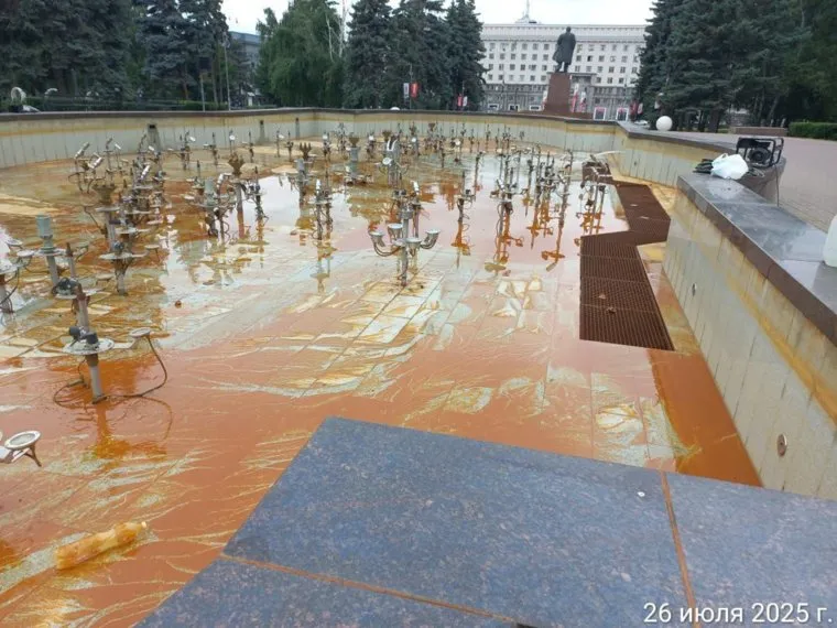 Вандалы испортили воду в фонтане
