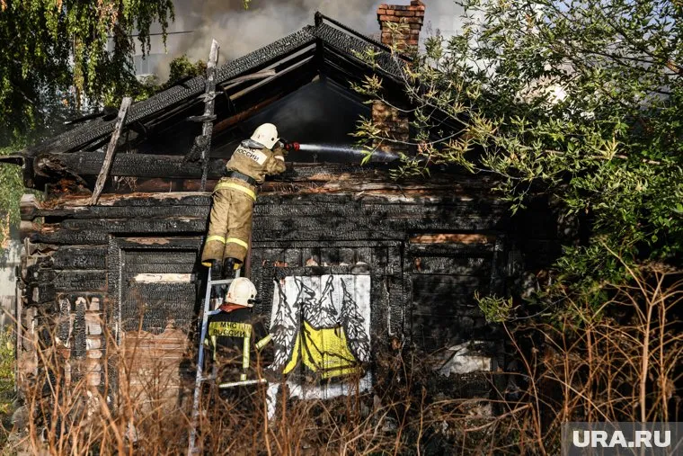 Жители сообщают о череде пожаров в частично расселенном доме