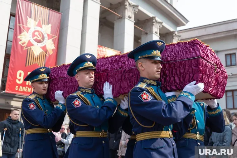 Проститься с погибшим героем пришли сотни людей