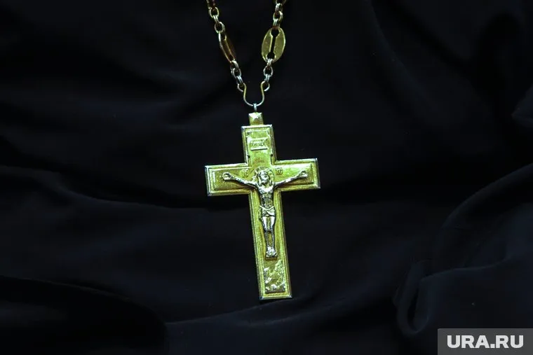 Владыка получил в подарок от юных спортсменов спасательный жилет