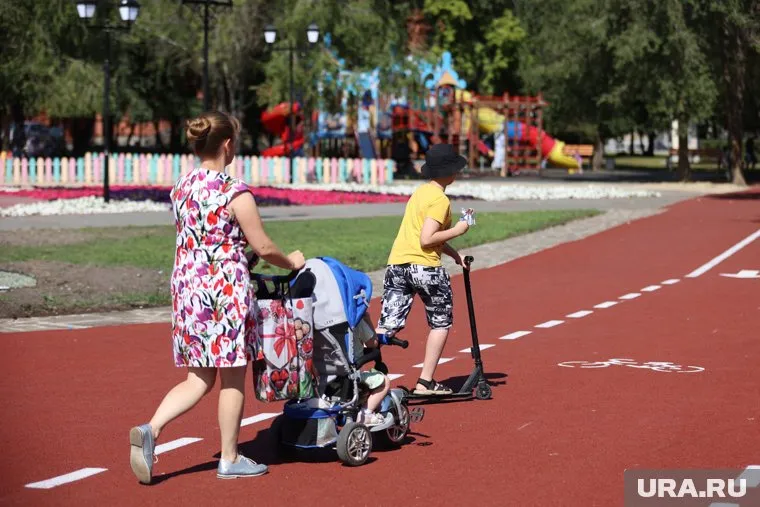 В парке ежедневно гуляют родители с детьми
