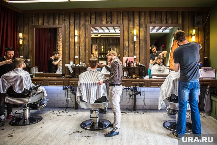 Некоторые барбершопы перестали выплачивать мастерам зарплаты