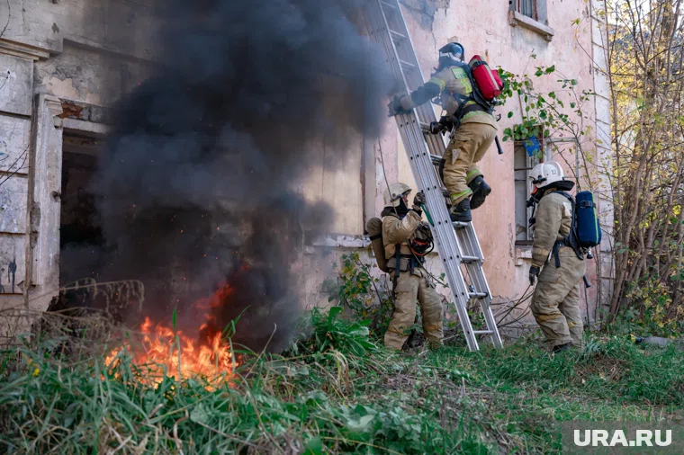 В селе Дагестана спасатели тушат возгорание кровли двухэтажного здания