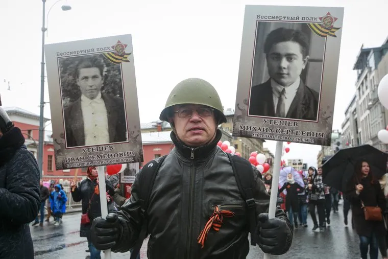 Акция "Бессмертный полк" в Москве. Москва, георгиевская лента, фотографии в руках, бессмертный полк, портреты, солдаты великой отечественной войны
