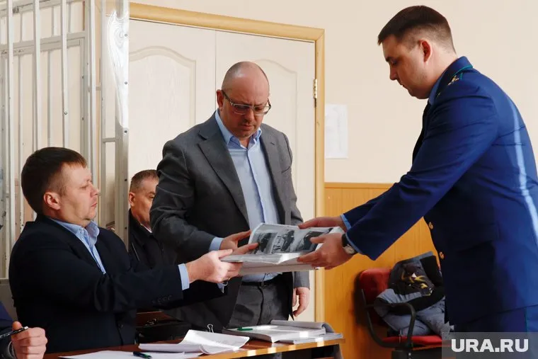 Адвокаты и прокуратура обсуждают фотографии из дела Дубова и Урюпина