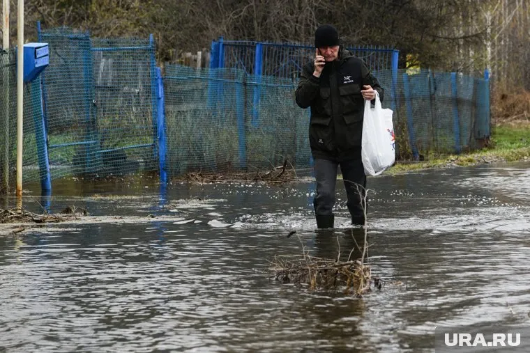 Хуже всего ситуация на участке по адресу Коммуны, 4 — владельцу приходится выходить из дома в высоких сапогах