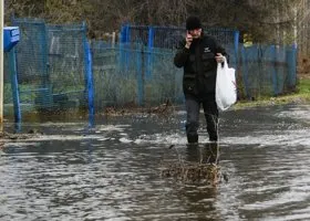 Что происходит в Ревде, где вышедшая из берегов река грозит поселку потопом