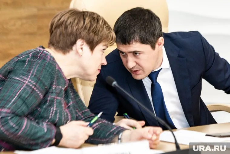 После снятия Репина Махонин (на фото справа) может развернуть кампанию и выиграть в первом туре без рисков