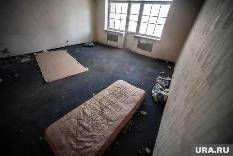 В комнате выполнена черновая отделка