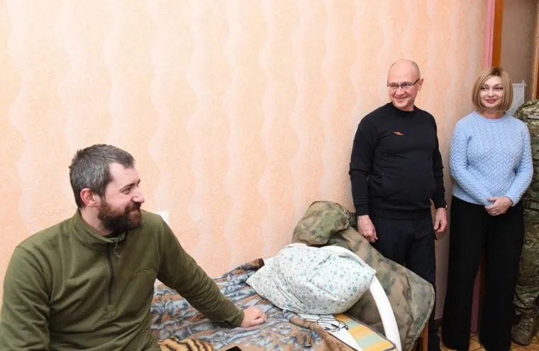 Кириенко посетил госпиталь в ЛНР