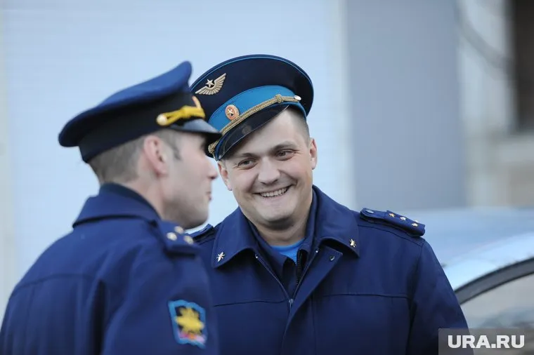 У пилотов хорошие зарплаты, льготы и компенсации. Но в Китае все равно больше