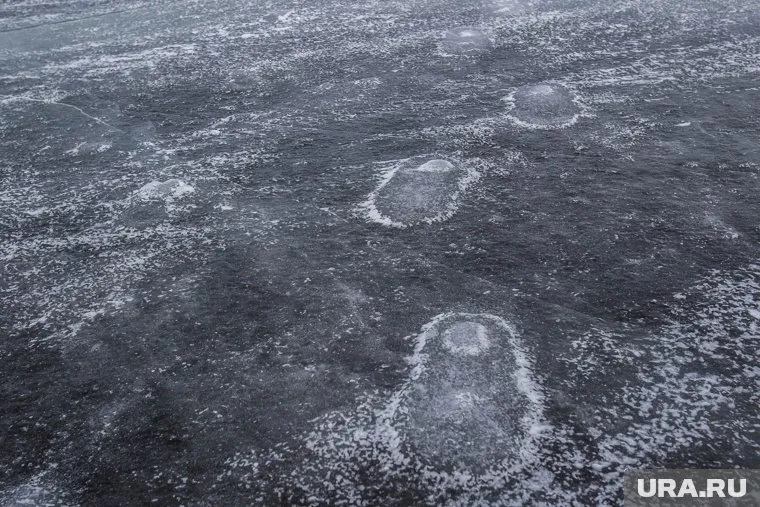 В Октябрьском районе погибло два человека, они провалились под лед