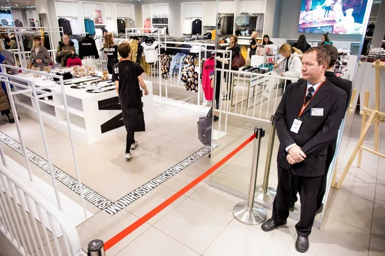 Начало продаж коллекции Moschino x H&M в Гринвиче. Екатеринбург, охрана, красная ленточка, магазин одежды