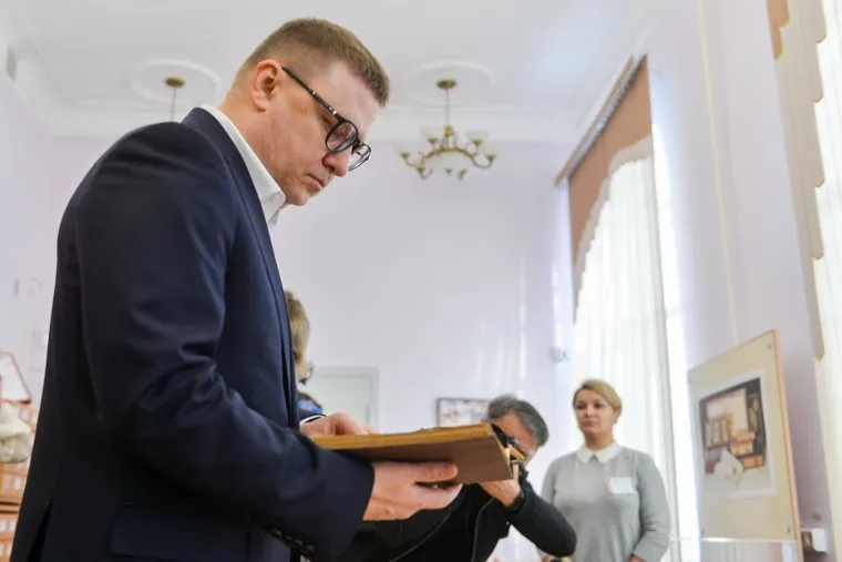 Алексей Текслер посетил Челябинскую областную универсальную научную библиотеку. Челябинск