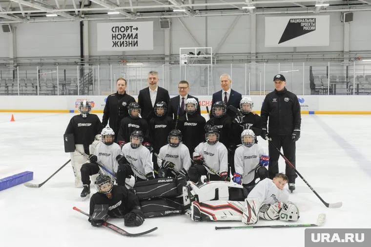 Олег Матыцин и Алексей Текслер с юными хоккеистами