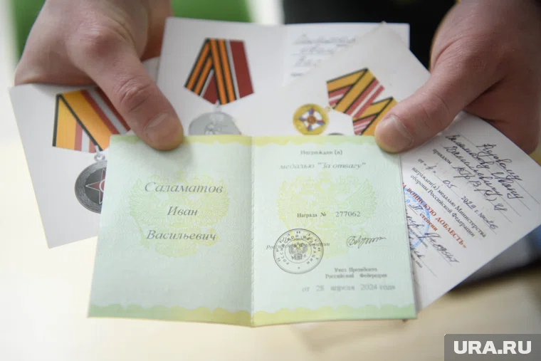 Солдат Иван Саламатов и адвокат Леонард Султангареев. Екатеринбург