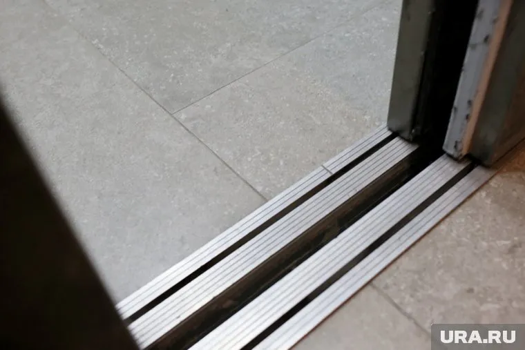 Неизвестные выкрали алюминиевую отделку лифта