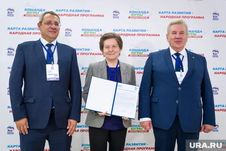 Общественный договор по реализации народной программы — Карты развития Югры — подписали лидеры Команды Югры: Наталья Комарова, Борис Хохряков, Василий Филипенко