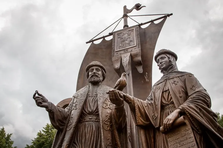 Памятник Петру и Февронии в сквере перед Храмом-на-Крови. Екатеринбург, памятник петру и февронии