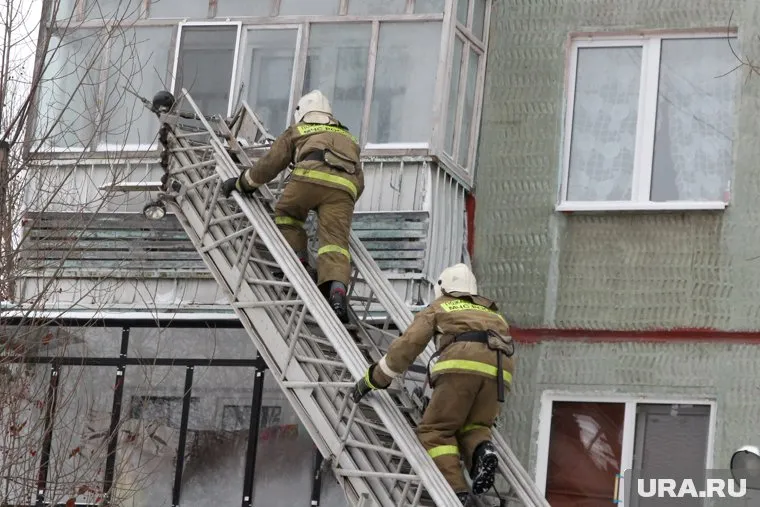 Спасатели из горящего дома эвакуировали 16 человек, в том числе пятерых детей (архивное фото)