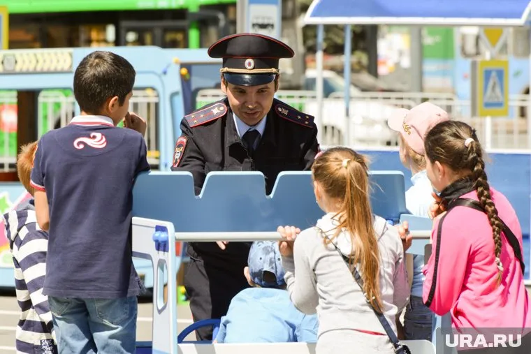 Полицейские напомнили взрослым и детям о Правилах дорожного движения