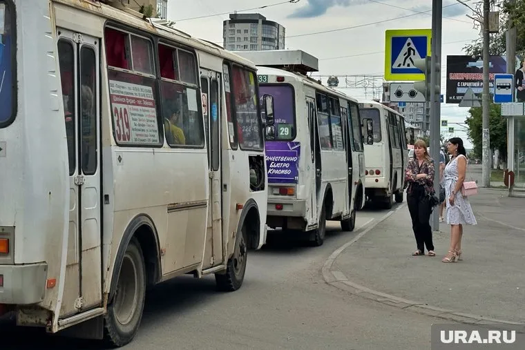 В Кургане сделали автобусную остановку неудобной для маломобильных горожан