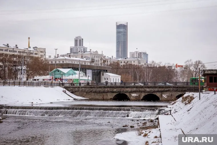 С обеих сторон Каменного моста сделают пешеходные переправы