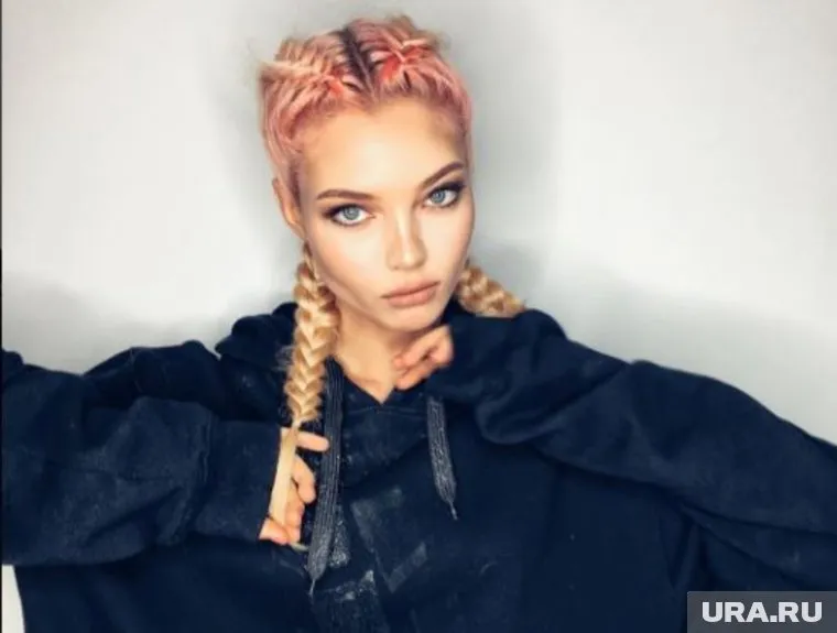 Дочь теннисиста Кафельникова назвала пассажиров экономкласса "людишками"