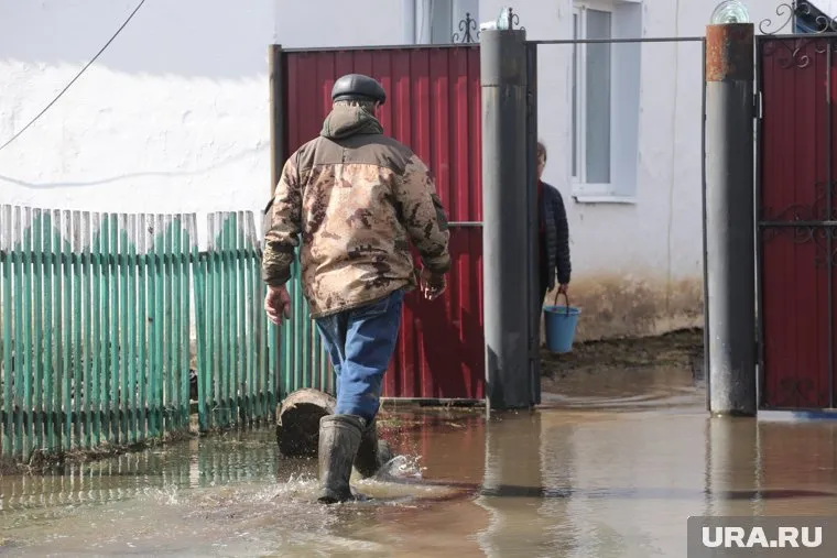 Курганцы запаслись едой и продуктами, чтобы переждать наводнение