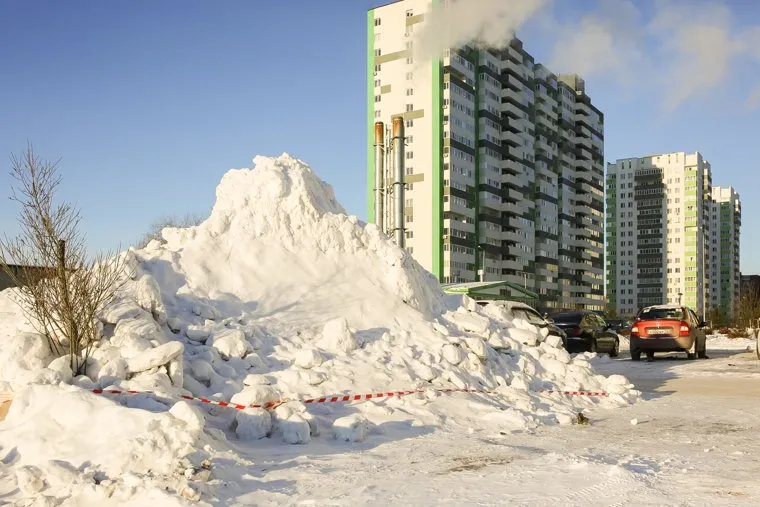 Снег во дворах. Тюмень